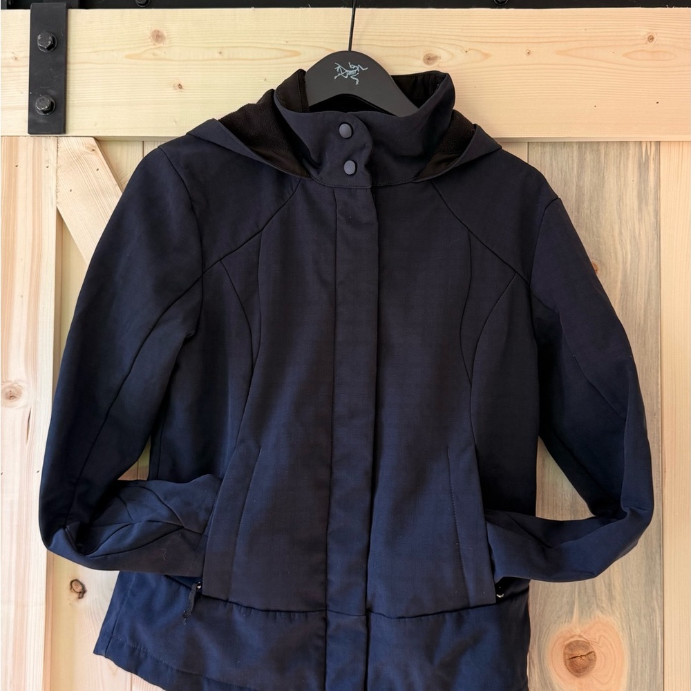 Women’s navy blue soft-shell Hooded Jacket with thumb loops